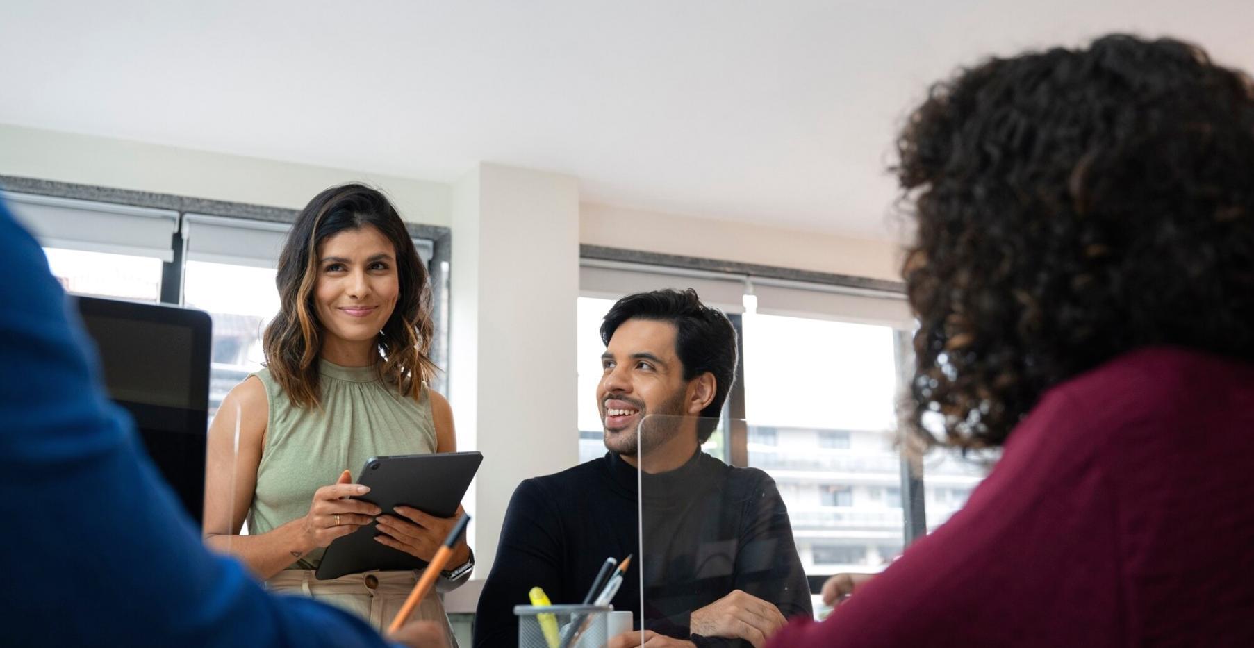 Persona revisando documentos financieros en escritorio organizado