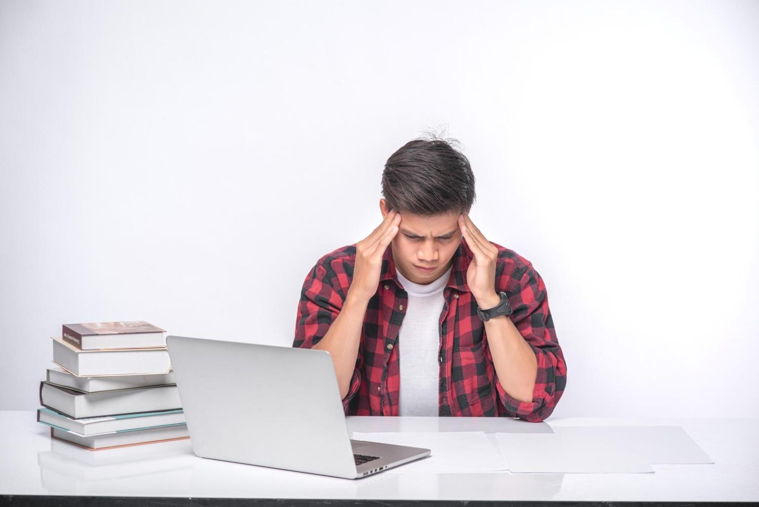 Persona revisando documentos financieros con calculadora y organizando presupuesto personal